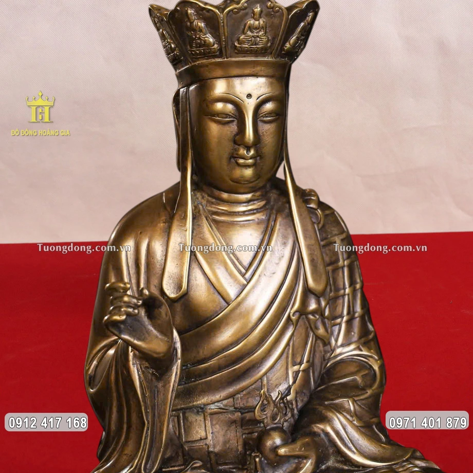 Gương mặt của Ngài được chạm khắc hiền hậu, sắc nét